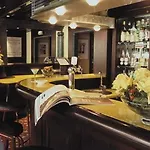Mercure Paris Ouest Hotell 4*